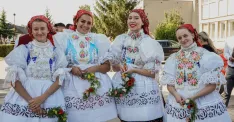 Takto vyzerá dievčenský kroj | Foto- FB Iveta Matúšová - starostka obce Radošovce