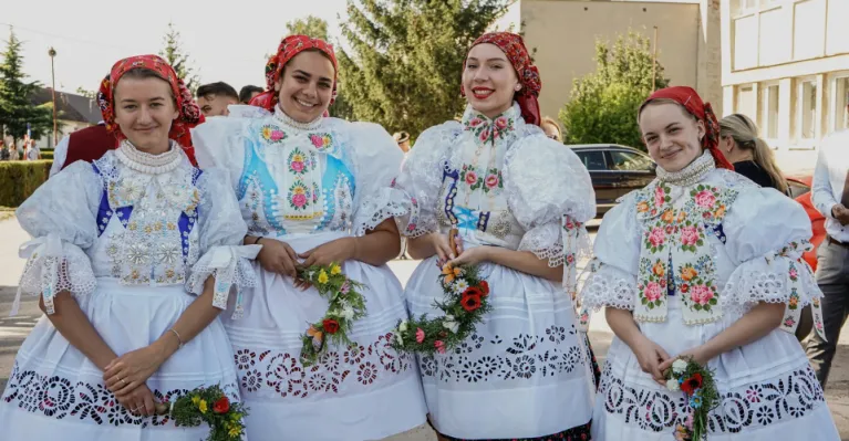 Takto vyzerá dievčenský kroj | Foto- FB Iveta Matúšová - starostka obce Radošovce