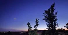 Dva asteroidy preletia popri Zemi, jeden bližšie než Mesiac