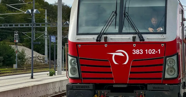 Prvý skúšobný vlak v rakúskom Marcheggu po rekonštrukcii trate (foto: Záhorí)