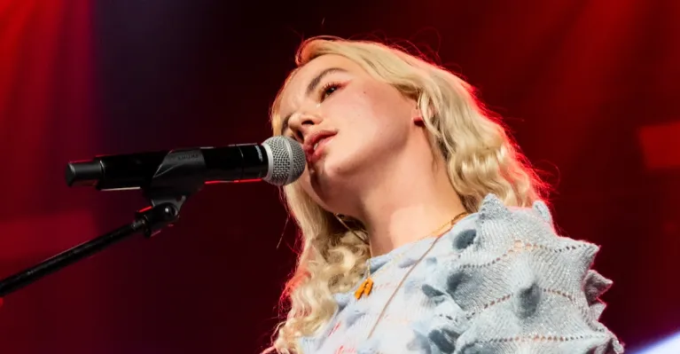 Kriss Krimm prinesie do KC JÁNY klavír, elektroniku aj intímnu atmosféru