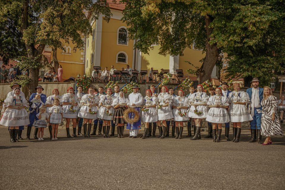 Radošovce sa pýšia unikátnym dožinkovým tancom | Foto- FB Iveta Matúšová - starostka obce Radošovce
