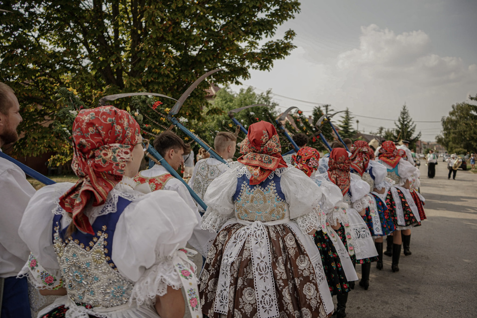 Sprievodom sa mladí dostanú až na námestie, kde odtancujú dožinkový tanec | Foto- FB Iveta Matúšová - starostka obce Radošovce