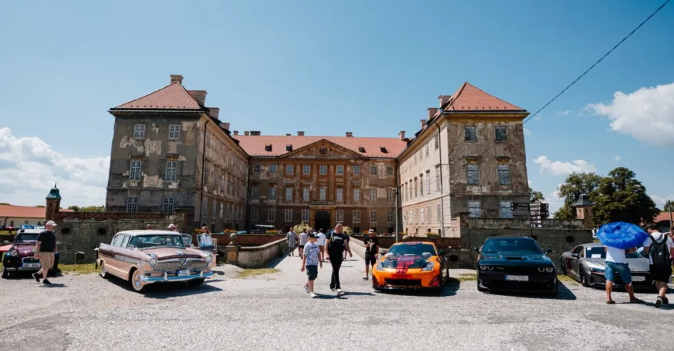 Cars In The Castle Holic