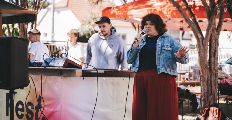 Moderátorka Oli Džupinková na festivale Fest Zdravo (zdroj: Igor Kollárovics)