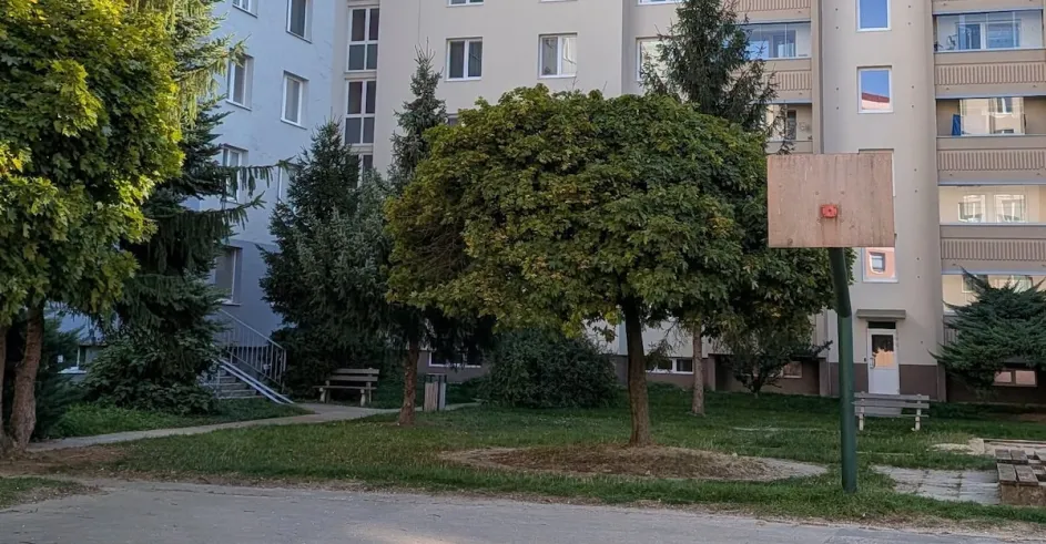Senica Vnutroblok Sotina Ihrisko