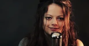 Spevacka Lucy G Lucia Ivanova Holic