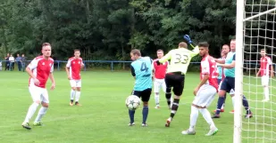 Foto zo zápasu Kunov - Letničie 5:1 Sviatočný strelec domácich Miro Šefčík (č. 4) trikrát za polčas prekonal Filipa Rafaju v bráne hostí