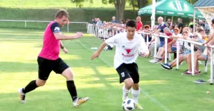Zo zápasu Rybky - Dubovce 2:0. S loptou strelec obidvoch gólov Peter Černek, brániť sa mu snaží Ondrej Rybnikár.