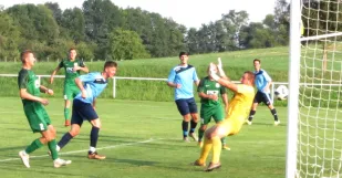 Zo zápasu Rybky - Láb. Po najkrajšej akcii zápasu dáva hlavou gól na 4:0 Kristian Ravas.
