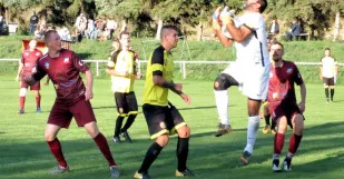Foto zo zápasu Sobotište - Oreské: Brankár Petráš zachraňuje pred Pavlačkom (vľavo) a Královičom.