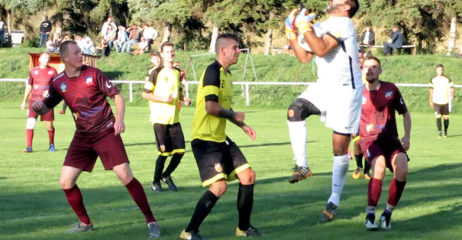Foto zo zápasu Sobotište - Oreské: Brankár Petráš zachraňuje pred Pavlačkom (vľavo) a Královičom.