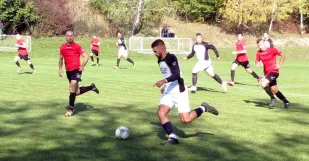 Zo zápasu Smrdáky - Čáry 2:3. S loptou Fabian Kuník, strelec dvoch gólov hostí.