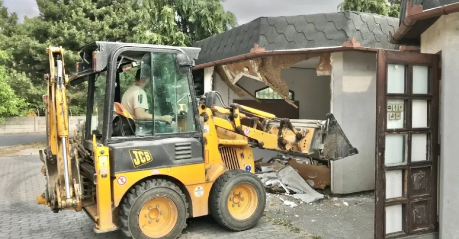 Demolácia Starých Predajných Stánkov Senica 2