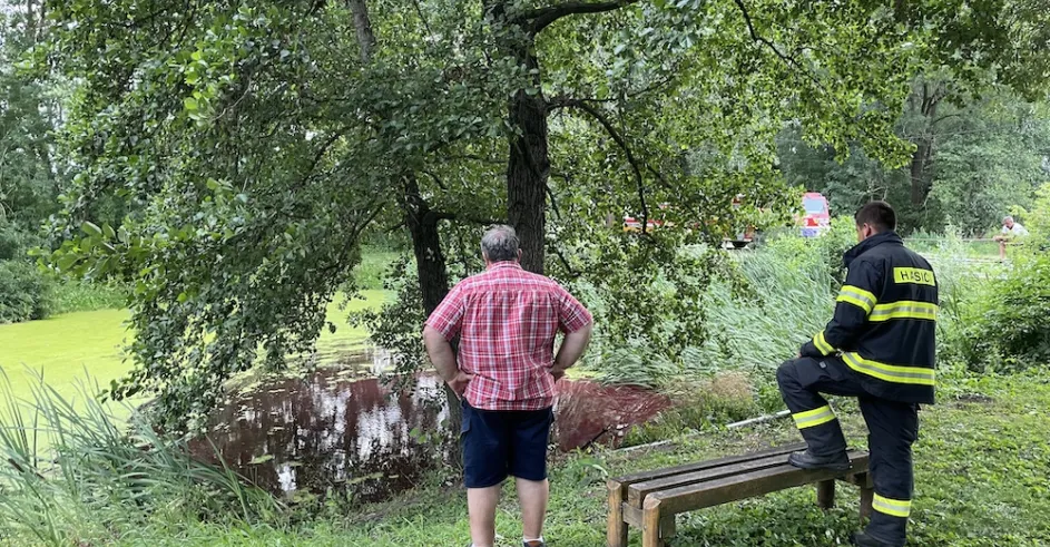 Hladina Lochnesky Sčervenela1
