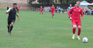 Futbal Foto zo Zápasu Rybky Brodské 31. s Loptou Strelec Druhého Gólu Ivan Ravas.