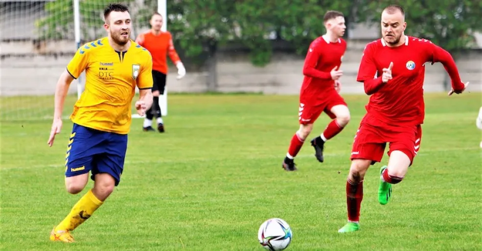 Zo zápasu Šaštín - Rybky 4:6. Dvojgólový Adam Beňo (vpravo) v súboji s domácim Jakubom Švaralom. Foto: Rasťo Mjakiš.
