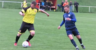 Sobotište - Dubovce 0:5. Domáci kapitán Tomáš Čederle (vľavo) v súboji s Richardom Balážikom.