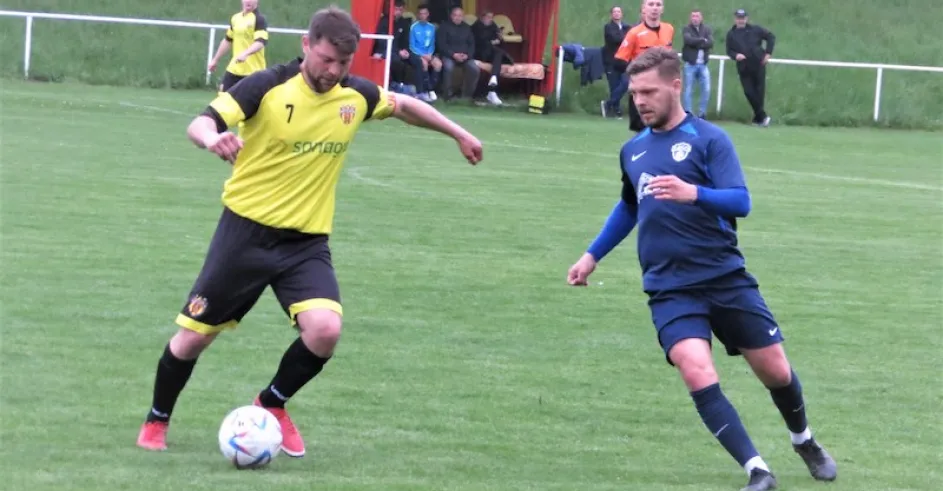 Sobotište - Dubovce 0:5. Domáci kapitán Tomáš Čederle (vľavo) v súboji s Richardom Balážikom.