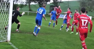 Rybky - Kúty 9:1. Dominik Patka vyhral hlavičkový súboj s Halabrínom a zvyšuje na 4:1.