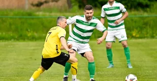 Zo zápasu Baník Čáry - Myjava B 0:4. Domáci Miro Šúrek a Dušan Riška v súboji o loptu so Stanom Šarudim. Foto: FB ŠK Baník.