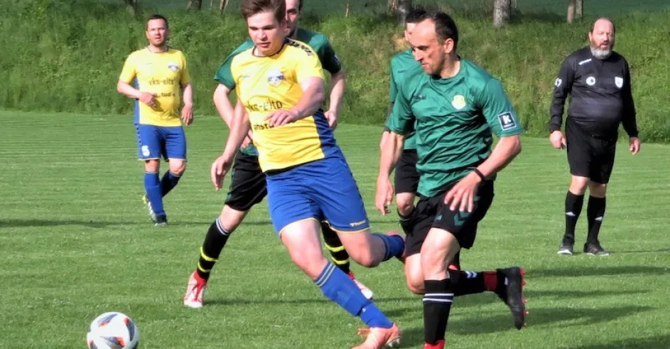 Rovensko - Kunov 2:1, Špílmacher domácich Silvester Starych v súboji s Jánom Chalupom.