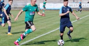 Zo zápasu Šaštín - Mokrý Háj 2:1. V súboji o loptu domáci Adrián Krak (vpravo) s ukrajinským legionárom Vitalijom Krupodorovom. Foto: Rasťo Mjakiš.