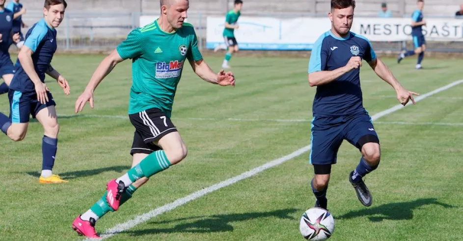 Zo zápasu Šaštín - Mokrý Háj 2:1. V súboji o loptu domáci Adrián Krak (vpravo) s ukrajinským legionárom Vitalijom Krupodorovom. Foto: Rasťo Mjakiš.