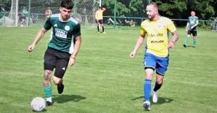Zo zápasu Kunov - Hradišťe 2:1. V žltom strojca domáceho víťazstva Juraj Belohlávek (gól + asistencia) v súboji s Martinom Furkom.
