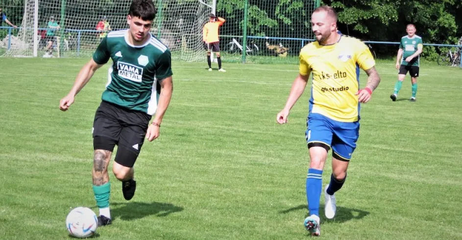 Zo zápasu Kunov - Hradišťe 2:1. V žltom strojca domáceho víťazstva Juraj Belohlávek (gól + asistencia) v súboji s Martinom Furkom.