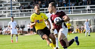 Zo zápasu Hlboké - Myjava B 1:1. Domáci brankár Patrik Noščák zachraňuje pred Dávidom Copkom. Ten ho však raz prekonal.