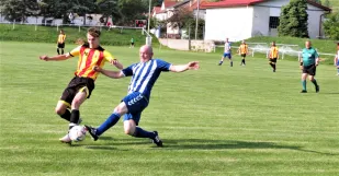 Zo zápasu Sobotište - Cerová 3:1. V súboji o loptu autor tretieho domáceho gólu Adam Kúdela (vľavo) s Pavlom Noskom.