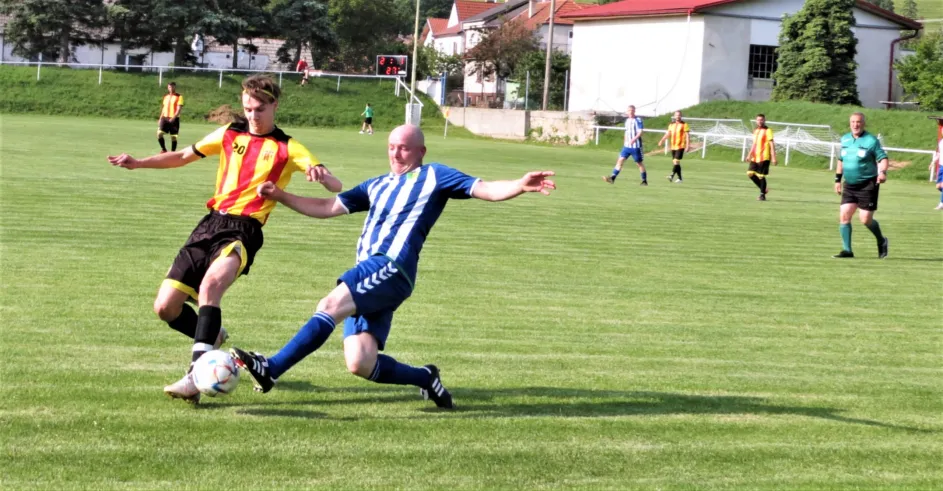 Zo zápasu Sobotište - Cerová 3:1. V súboji o loptu autor tretieho domáceho gólu Adam Kúdela (vľavo) s Pavlom Noskom.