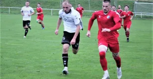 Rybky - Jablonica Domáci Ivan Ravas (v červenom) v súboji s Gregorom Masárom.
