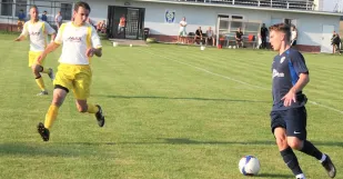 Zo zápasu Hlboké - Dubovce 0:4. S loptou najlepší hráč zápasu Filip Pukančík,