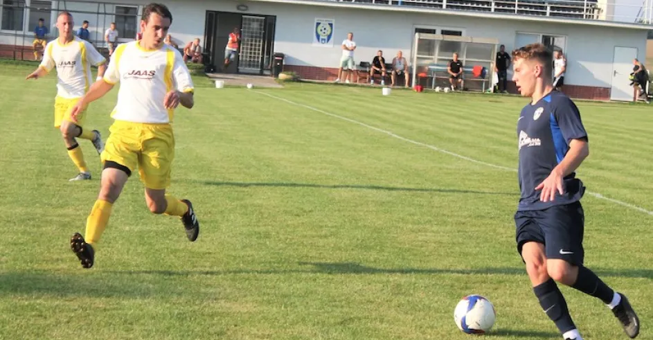 Zo zápasu Hlboké - Dubovce 0:4. S loptou najlepší hráč zápasu Filip Pukančík,