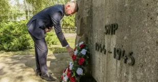 Primátor Juraj Říha položil veniec k pamätníku SNP v parku pri Základnej škole Dr. J. Dérera