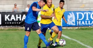 Foto zo zápasu Šaštín - Mokrý Háj 1:5. S loptou autor hetriku Peter Vaško, bránia mu Erik Brunner a František Pollák. FOTO: Rasťo Mjakiš
