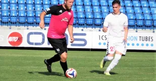Foto zo zápasu Senica - Letničie 10:3. S loptou strelec úvodného gólu Jozef Jurka v súboji s Martinom Vyletelom.