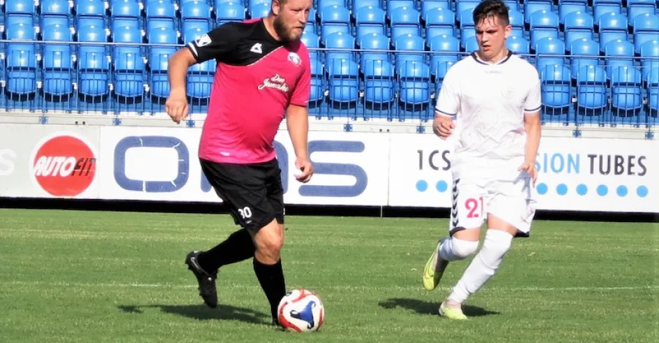 Foto zo zápasu Senica - Letničie 10:3. S loptou strelec úvodného gólu Jozef Jurka v súboji s Martinom Vyletelom.