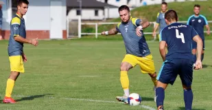 Foto zo zápasu Hlboké - Šaštín 7:1. Strelcov šestich domácich gólov (zľava Liška a Slovík) bráni Tobiáš Hurban (č. 4). Foto Rasťo Mjakiš.