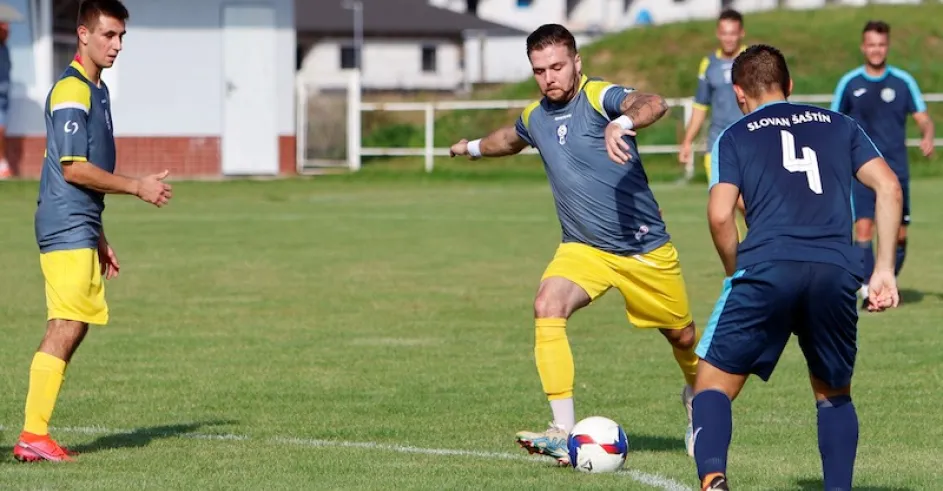 Foto zo zápasu Hlboké - Šaštín 7:1. Strelcov šestich domácich gólov (zľava Liška a Slovík) bráni Tobiáš Hurban (č. 4). Foto Rasťo Mjakiš.