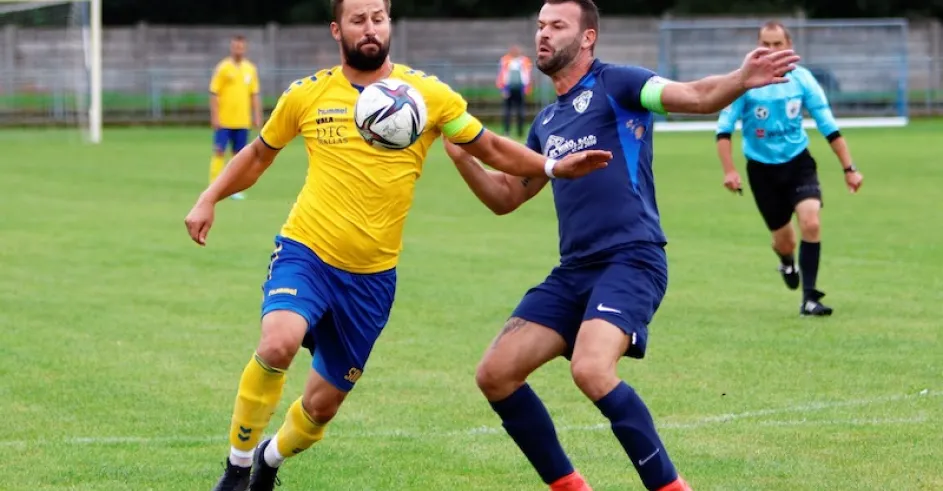 Foto zo zápasu Šaštin - Dubovce 3:1. Súboj kapitánov a Matúšov. Dvojgólový domáci Matúš Herda (v žltom) a František Matúš. Foto: Rasťo Mjakiš