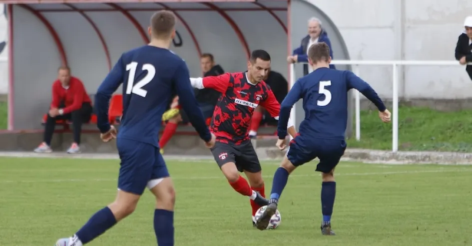 Foto zo zápasu Stráže - Radimov 6:0. S loptou autor hetriku Róbert Slovák. Foto Rasťo Mjakiš.