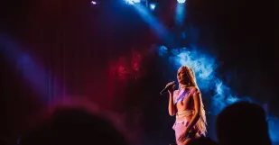 Speváčka Sima (Simona Hegerová) počas koncertu