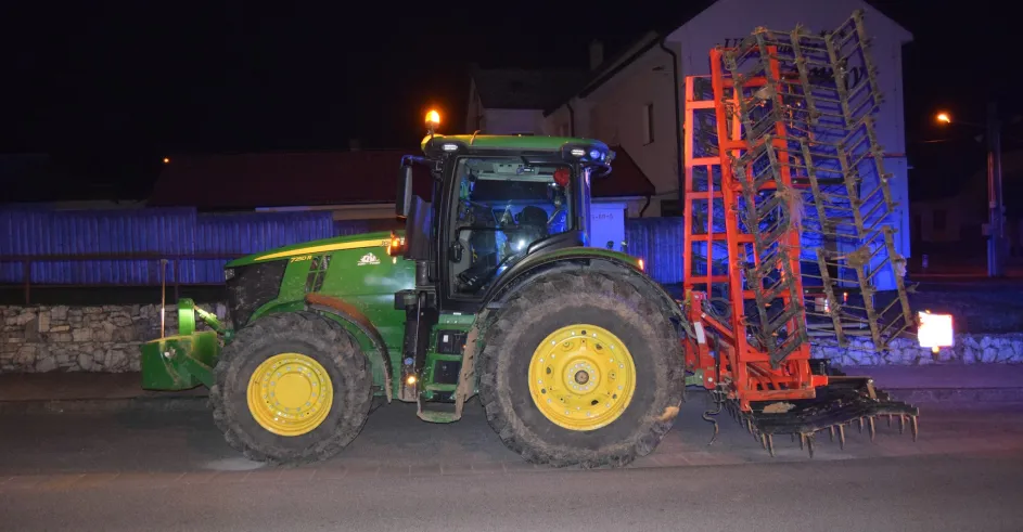 Smrdaky Traktor Telefonne Vedenie 1