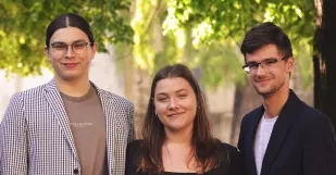 Zakladajúci členovia Mládežníckeho parlamentu mesta Skalica - Martin Kočárik (vaľo), Sára Chocholáčková (v strede) a Martin Mertel (vpravo) - kópia