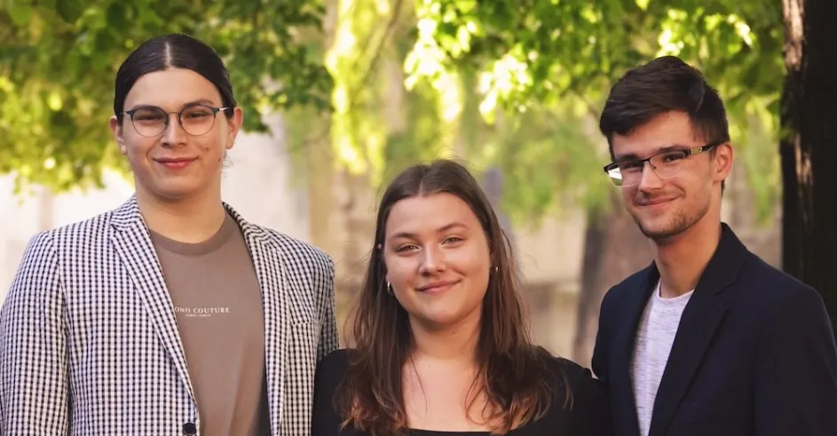 Zakladajúci členovia Mládežníckeho parlamentu mesta Skalica - Martin Kočárik (vaľo), Sára Chocholáčková (v strede) a Martin Mertel (vpravo) - kópia