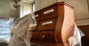 Pôvodný mobiliár už je roky zreštaurovaný a pred otvorením sa vráti na svoje pôvodné miesto spolu s rôznym lekárnickým vybavením, Foto: Mesto Skalica