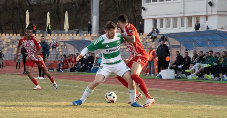 Zo zápasu Rybky - Holíč 1:5, Domáci Jakub Polák nezastavil Juraja Kovalovského (vpravo), strelca prvého jarného gólu. Foto: JK